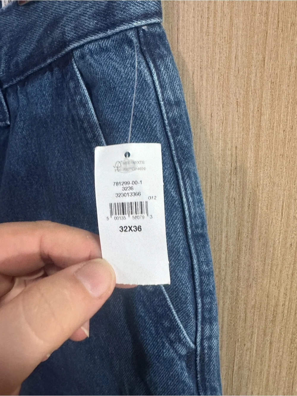 Men’s GAP Medium Wash Relaxed Straight Leg Jeans Size 32 NWT